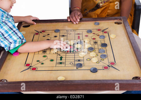 Nonna indiano e il bambino che gioca Carrom Foto Stock