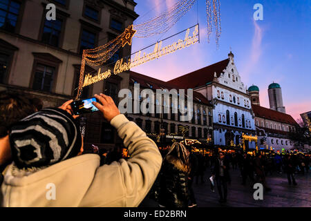 Monaco di Baviera, Germania. 23 dic 2014. Bavarese e turisti fare i loro acquisti all' ultimo minuto a Monaco di Baviera più trafficata strada dello shopping, Kaufinger Strasse. Credito: Georgia Chapman/Alamy Live News Foto Stock