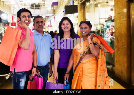 4 Giunto indiano famiglia Shopping Mall Foto Stock