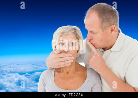 Immagine composita dell'uomo il silenziamento del suo partner di paura Foto Stock