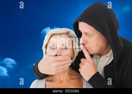Immagine composita dell uomo vecchio il silenziamento del suo partner di paura Foto Stock