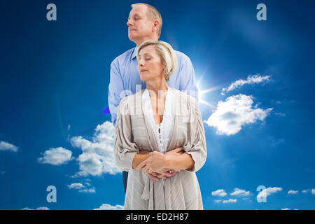 Immagine composita di felice coppia matura che abbraccia con gli occhi chiusi Foto Stock