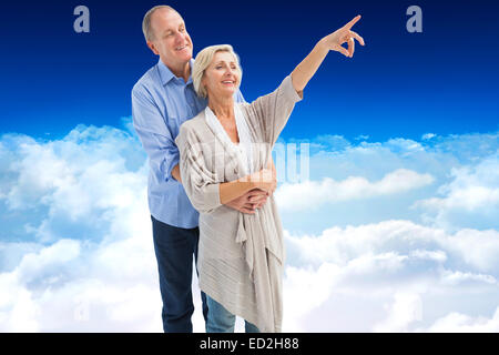 Immagine composita di felice coppia matura abbracciando e alla ricerca Foto Stock