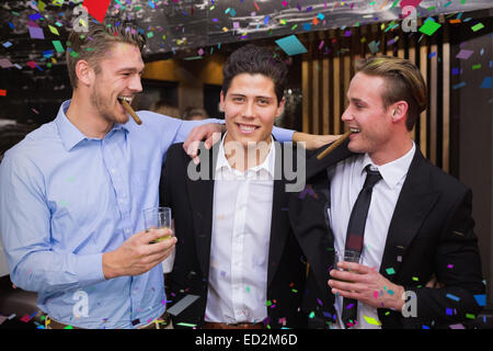 Immagine composita di bello amici bevendo un drink insieme Foto Stock