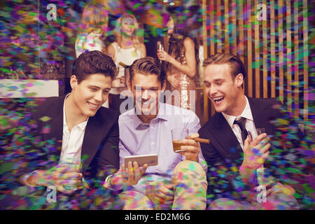 Immagine composita di bello amici bevendo un drink insieme Foto Stock