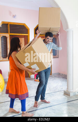 2 indian coppia sposata Home spostando Foto Stock