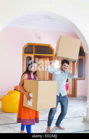 2 indian coppia sposata Home spostando Foto Stock