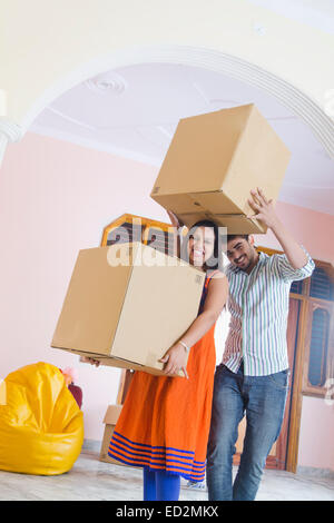 2 indian coppia sposata Home spostando Foto Stock