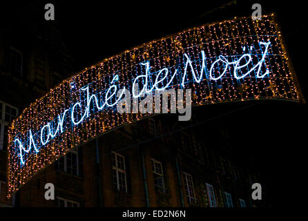 Marche de Noel segno presso il mercato di Natale, Arras, nel nord della Francia Foto Stock