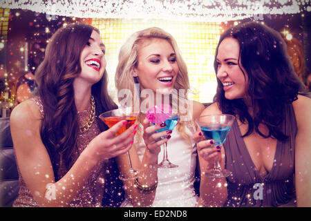 Immagine composita di pretty amici bevendo cocktail insieme Foto Stock