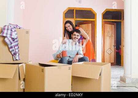 2 indian coppia sposata Shifting Home Foto Stock