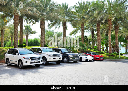 L'Atlantis Palm hotel di lusso e off-road vetture. Si trova sull'isola artificiale Palm Jumeirah Foto Stock