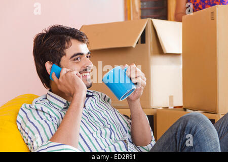 1 uomo indiano home parlando telefono Foto Stock