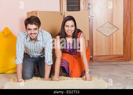 2 indian coppia sposata Home spostando Foto Stock