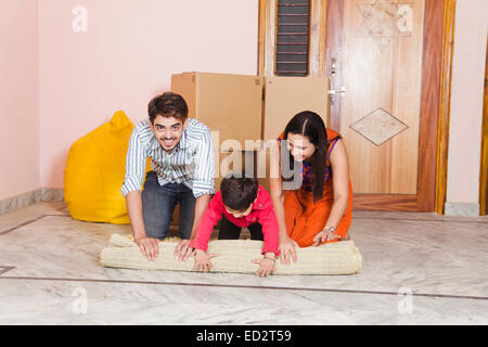 Indian genitori e figlio Home spostando Foto Stock