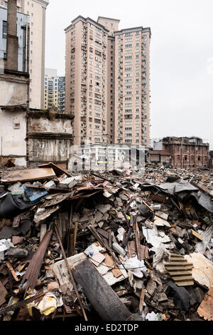 Ruderi di case diroccate e nuovi edifici nel centro cittadino di Shanghai, Cina 2014 Foto Stock