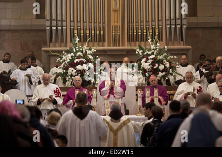 Betlemme, West Bank. 24 dicembre, 2014. Il Patriarca Latino di Gerusalemme Fouad Twal facendo una massa all'interno della chiesa della Natività dopo il suo arrivo a Betlemme. Credito: Mustafa Bader/ZUMA filo/Alamy Live News Foto Stock