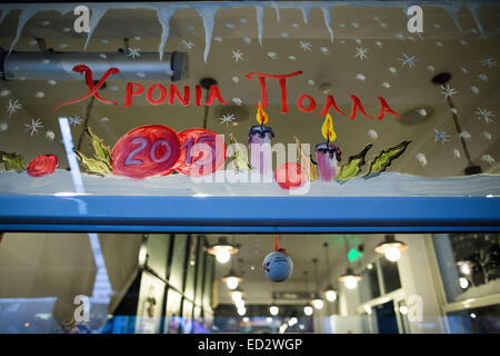 Salonicco, Grecia. 24 dicembre, 2014. La vigilia di Natale le celebrazioni a Modiano mercato in Salonicco, Grecia il 24 dicembre 2014. Le taverne Modiano mercato sono un tradizionale luogo di incontro per la Vigilia di Natale e di Capodanno celebrazioni per i cittadini di Salonicco. Credito: Konstantinos Tsakalidis/Alamy Live News Foto Stock