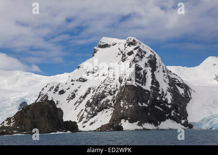 Point Wild, Elephant Island, l'Antartide. Questo è il luogo desolato dove Shackelton lasciò i suoi uomini come lui a pochi altri a sinistra Foto Stock