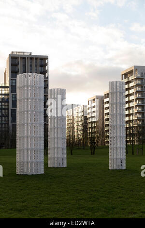 Una foresta di 14 gigantesca 'alberi congelati' può essere visto nella estremità meridionale del Parco della Vittoria nella ex atleti olimpici' Village. L'installazione, creata dal designer portoghese come architetti è fatta di 1,296 riutilizzabile e riciclabile IKEA il sacchetto in plastica dispenser. Foto Stock