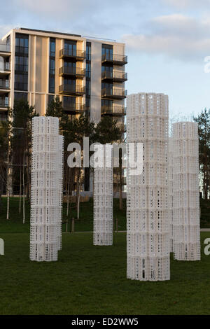 Una foresta di 14 gigantesca 'alberi congelati' può essere visto nella estremità meridionale del Parco della Vittoria nella ex atleti olimpici' Village. L'installazione, creata dal designer portoghese come architetti è fatta di 1,296 riutilizzabile e riciclabile IKEA il sacchetto in plastica dispenser. Foto Stock