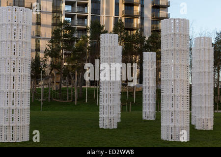 Una foresta di 14 gigantesca 'alberi congelati' può essere visto nella estremità meridionale del Parco della Vittoria nella ex atleti olimpici' Village. L'installazione, creata dal designer portoghese come architetti è fatta di 1,296 riutilizzabile e riciclabile IKEA il sacchetto in plastica dispenser. Foto Stock