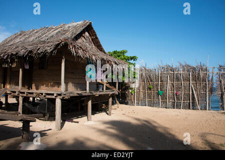 La Melanesia, Papua Nuova Guinea, Bismarck area di mare, Tuam Isola, Tuam village. Tipiche del legno e paglia village home. Foto Stock