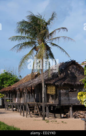 La Melanesia, Papua Nuova Guinea, Bismarck area di mare, Tuam Isola, Tuam village. Tipiche del legno e paglia village home. Foto Stock