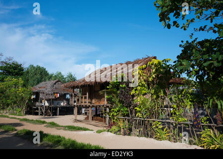 La Melanesia, Papua Nuova Guinea, Bismarck area di mare, Tuam Isola, Tuam village. Tipiche del legno e paglia village home. Foto Stock