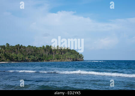 La Melanesia, Papua Nuova Guinea, Bismarck Sea, Tuam isola. Scenic Oceano Pacifico coastal vista isola. Foto Stock