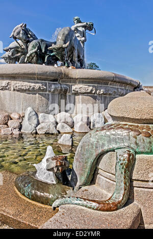 Snake presso la Fontana Gefion Copenhagen DANIMARCA Foto Stock