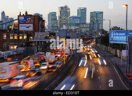 Il traffico su un102 Blackwall Tunnel approccio con Canary Wharf grattacieli in background, Londra England Regno Unito Regno Unito Foto Stock