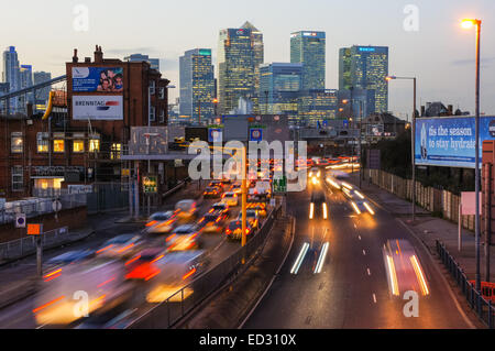 Il traffico su un102 Blackwall Tunnel approccio con Canary Wharf grattacieli in background, Londra England Regno Unito Regno Unito Foto Stock