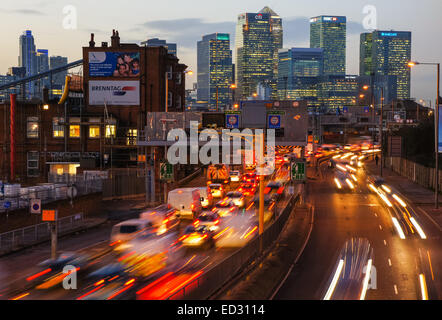 Il traffico su un102 Blackwall Tunnel approccio con Canary Wharf grattacieli in background, Londra England Regno Unito Regno Unito Foto Stock