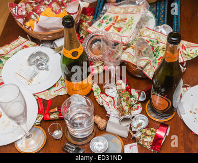 I detriti in postumi di una stagione festiva parte con un vuoto di Veuve Clicquot bottiglia di champagne e di altri rifiuti Foto Stock