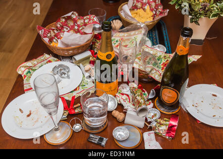 I detriti in postumi di una stagione festiva parte con un vuoto di Veuve Clicquot bottiglia di champagne e di altri rifiuti Foto Stock