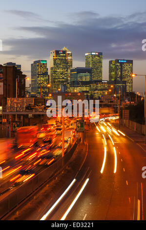 Il traffico su un102 Blackwall Tunnel approccio con Canary Wharf grattacieli in background, Londra England Regno Unito Regno Unito Foto Stock