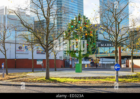 Traffic Light Tree scultura di Pierre Vivant a Canary Wharf, Londra Inghilterra Regno Unito Foto Stock
