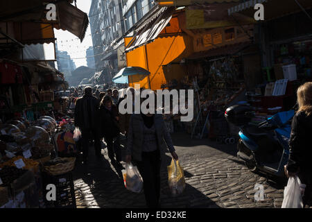 Salonicco, Grecia. 24 dicembre, 2014. Persone allagato la storica Kapani street market per acquistare merci per il tradizionale per la Vigilia di Natale pasto a Salonicco il 24 dicembre 2014. Credito: Konstantinos Tsakalidis/Alamy Live News Foto Stock