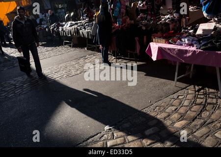 Salonicco, Grecia. 24 dicembre, 2014. Persone allagato la storica Kapani street market per acquistare merci per il tradizionale per la Vigilia di Natale pasto a Salonicco il 24 dicembre 2014. Credito: Konstantinos Tsakalidis/Alamy Live News Foto Stock