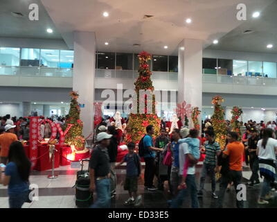 Manila, Filippine. 24 dicembre, 2014. Migliaia di lavoratori stranieri arriva a NAIA AIRPORT TERMINAL 3 alla vigilia di Natale. Credito: Sherbien Dacalanio/Pacific Press/Alamy Live News Foto Stock