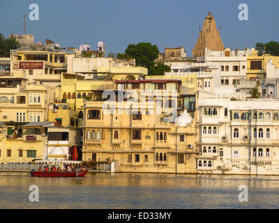 Udaipur città vista dal lago Pichola Foto Stock