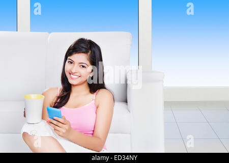 1 indian signora seduta home chat telefono Foto Stock