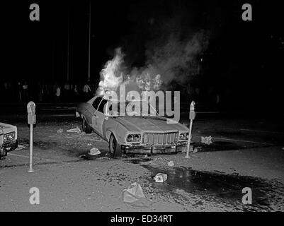 Auto di polizia bruciante, notte bianca riot sopra Harvey latte assassinio verdetto San Francisco, 1979 Foto Stock