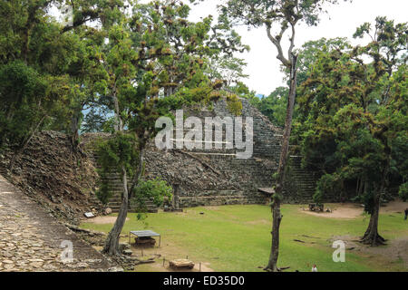 Tempio Abbandonato in rovine maya di Copan, un sito archeologico in Honduras e in un sito patrimonio mondiale dell'UNESCO. Foto Stock