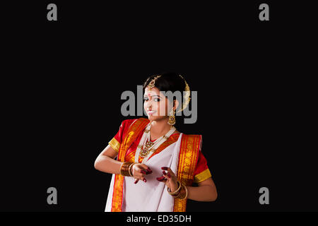 1 sud indiane casalinga lady Dance pongono Foto Stock