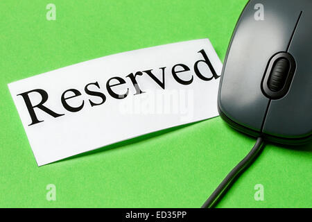 Il mouse del computer e scheda isolato su sfondo verde Foto Stock