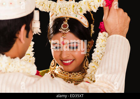 2 Bengali sposo giovane Wedding Varmala Foto Stock