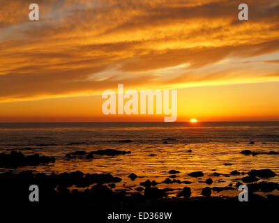 Golden Sky tramonto sull'Oceano Pacifico Foto Stock