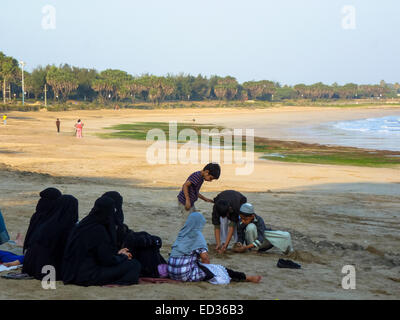 Le donne nei panni di Nero completamente coperta presso la spiaggia di diu gujarat india Foto Stock